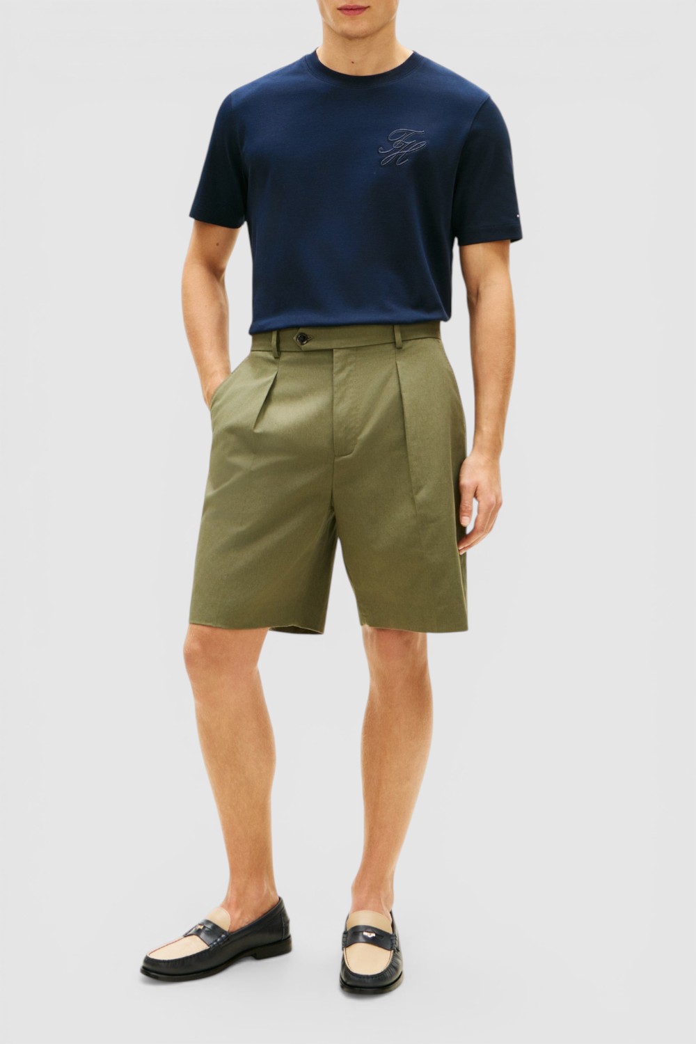 תמונת כל הלוק של חולצת טי